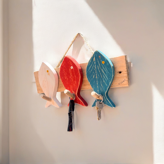 Porte-clés mural en bois – 3 poissons colorés